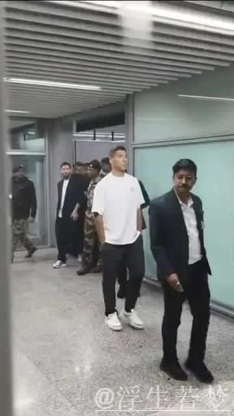 苏亚雷斯自在漫步,无保镖随行,宛若置身家乡! 苏亚雷斯自在漫步,无保镖随行,宛若置身家乡!